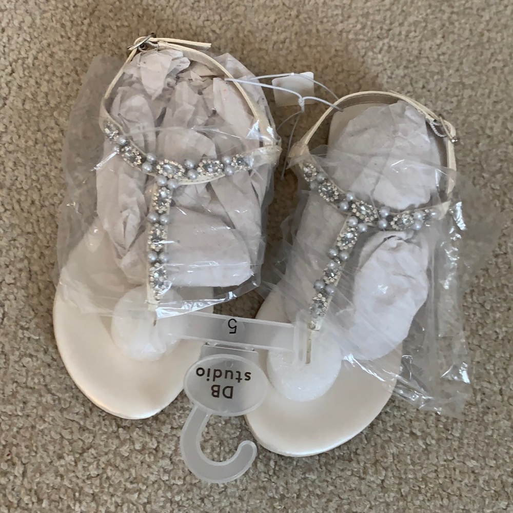 NWT David’s Bridal Sarina ivory pearl and crystal sandals